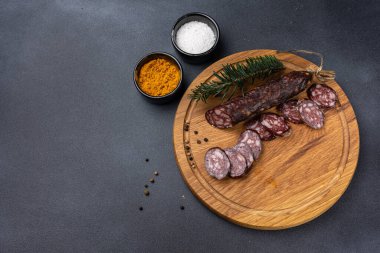 Geleneksel et lezzetleri, karanlık bir masada sosisler.