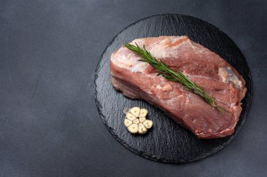 Koyu arkaplanda baharatlı çiğ et