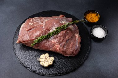 Koyu arkaplanda baharatlı çiğ et