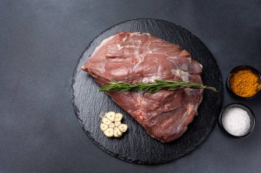 Koyu arkaplanda baharatlı çiğ et