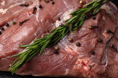 Mavi tabakta baharatlı çiğ et parçaları.