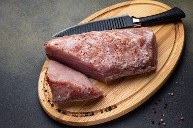 Tahtada baharatlı çiğ et.