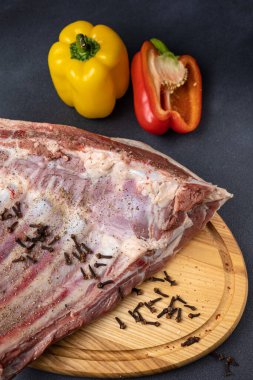 Tahtada baharatlı çiğ et.