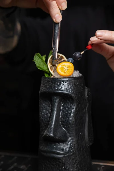 Beautiful Alcoholic Cocktail Barman Restaurant — Foto de Stock