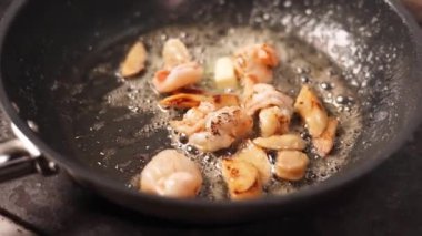 Şef deniz ürünleri yemeği hazırlıyor.