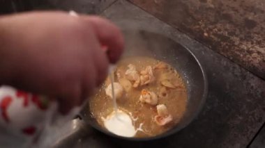 Şef deniz ürünleri yemeği hazırlıyor.