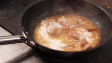 Şef deniz ürünleri yemeği hazırlıyor.