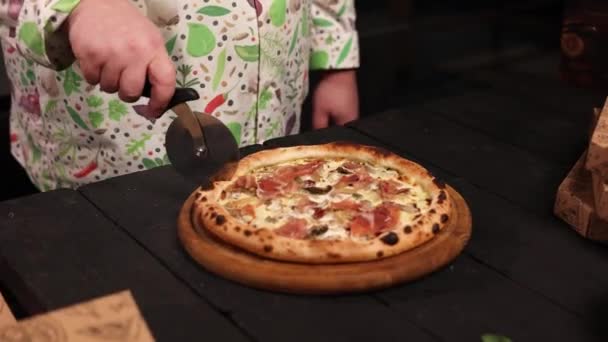 Bucătarul Pregătește Pizza Delicioasă — Videoclip de stoc