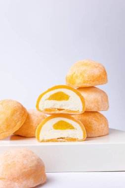 Beyaz arka planda nefis mochi, yakın plan. Geleneksel Japon tatlısı
