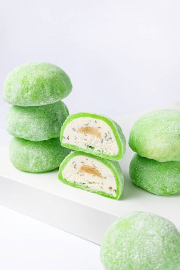 Beyaz arka planda nefis mochi, yakın plan. Geleneksel Japon tatlısı