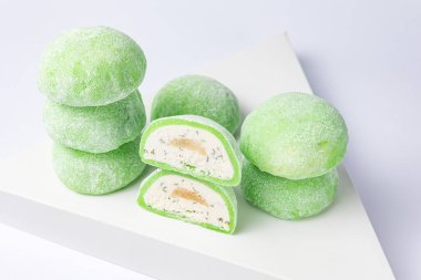 Beyaz arka planda nefis mochi, yakın plan. Geleneksel Japon tatlısı
