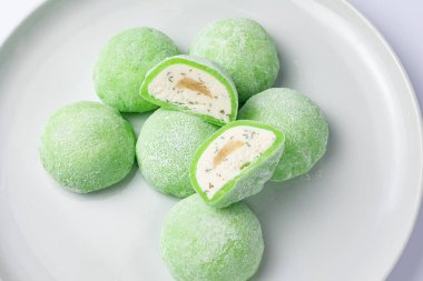 Beyaz arka planda nefis mochi, yakın plan. Geleneksel Japon tatlısı