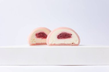 Beyaz arka planda nefis mochi, yakın plan. Geleneksel Japon tatlısı