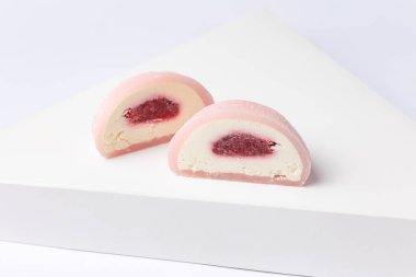 Beyaz arka planda nefis mochi, yakın plan. Geleneksel Japon tatlısı