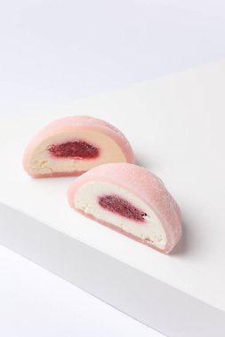 Beyaz arka planda nefis mochi, yakın plan. Geleneksel Japon tatlısı