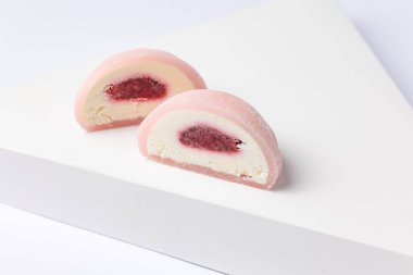 Beyaz arka planda nefis mochi, yakın plan. Geleneksel Japon tatlısı