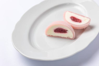 Beyaz arka planda nefis mochi, yakın plan. Geleneksel Japon tatlısı
