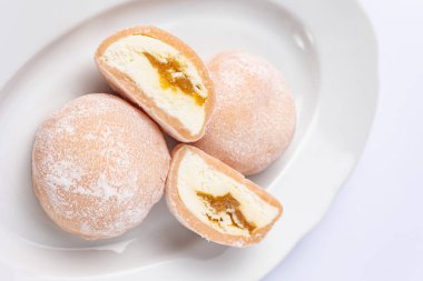 Beyaz arka planda nefis mochi, yakın plan. Geleneksel Japon tatlısı