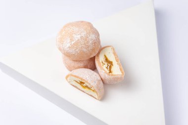 Beyaz arka planda nefis mochi, yakın plan. Geleneksel Japon tatlısı