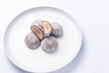 Beyaz arka planda nefis mochi, yakın plan. Geleneksel Japon tatlısı