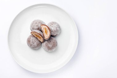 Beyaz arka planda nefis mochi, yakın plan. Geleneksel Japon tatlısı