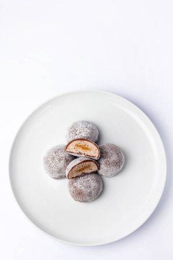 Beyaz arka planda nefis mochi, yakın plan. Geleneksel Japon tatlısı