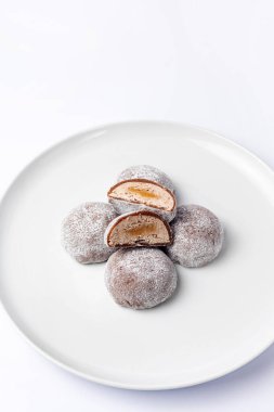 Beyaz arka planda nefis mochi, yakın plan. Geleneksel Japon tatlısı