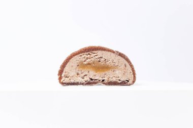 Beyaz arka planda nefis mochi, yakın plan. Geleneksel Japon tatlısı