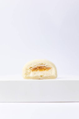 Beyaz arka planda nefis mochi, yakın plan. Geleneksel Japon tatlısı