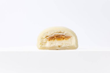 Beyaz arka planda nefis mochi, yakın plan. Geleneksel Japon tatlısı