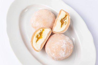 Beyaz arka planda nefis mochi, yakın plan. Geleneksel Japon tatlısı