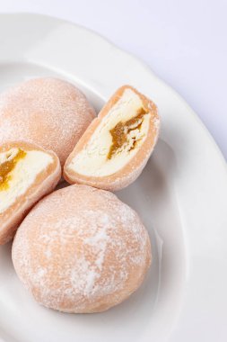 Beyaz arka planda nefis mochi, yakın plan. Geleneksel Japon tatlısı