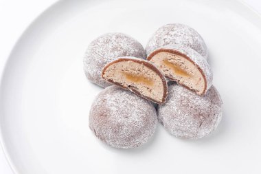 Beyaz arka planda nefis mochi, yakın plan. Geleneksel Japon tatlısı