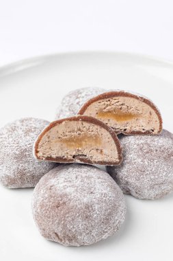 Beyaz arka planda nefis mochi, yakın plan. Geleneksel Japon tatlısı