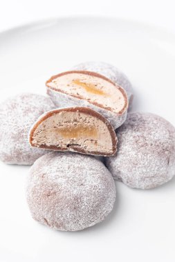Beyaz arka planda nefis mochi, yakın plan. Geleneksel Japon tatlısı