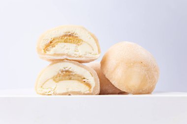 Beyaz arka planda nefis mochi, yakın plan. Geleneksel Japon tatlısı