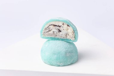 Beyaz arka planda nefis mochi, yakın plan. Geleneksel Japon tatlısı