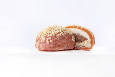 Beyaz arka planda nefis mochi, yakın plan. Geleneksel Japon tatlısı