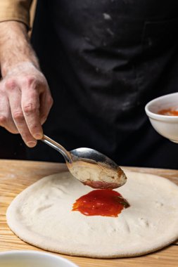 Şef restoranda lezzetli bir pizza hazırlar. Yakın plan.