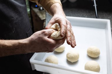 Şef restoranda lezzetli bir pizza hazırlar. Yakın plan.