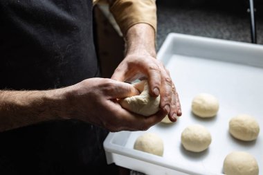 Şef restoranda lezzetli bir pizza hazırlar. Yakın plan.
