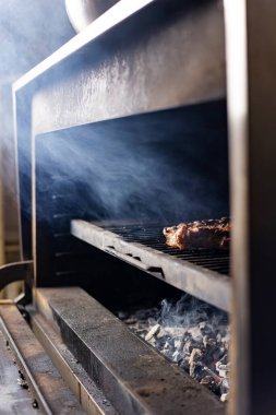 Şef eti hazırlar. Yakın plan.