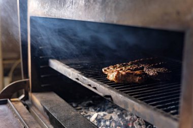 Şef eti hazırlar. Yakın plan.