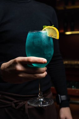 Barmen lezzetli bir alkollü kokteyl hazırlar