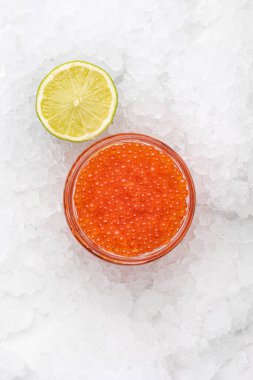 Cam bir kavanozda lezzetli kırmızı havyar.