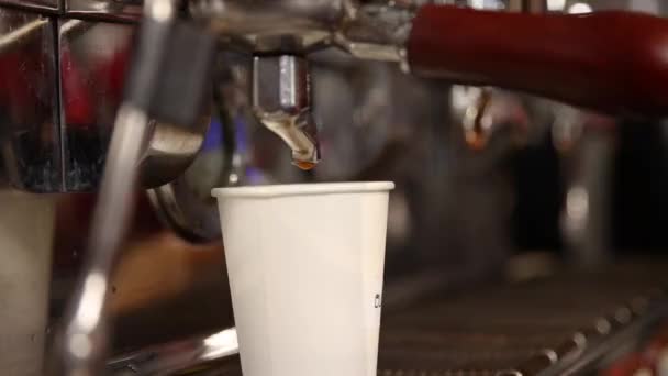 Ένας Μπάρμαν Φτιάχνει Καφέ Ένα Καφέ — Αρχείο Βίντεο