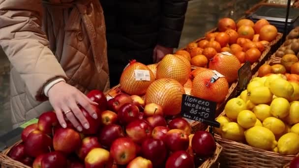Полиці Фруктами Овочами Супермаркеті — стокове відео