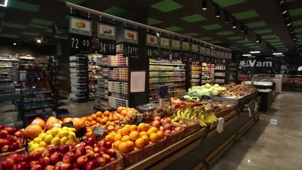 Regale Mit Obst Und Gemüse Supermarkt — Stockvideo