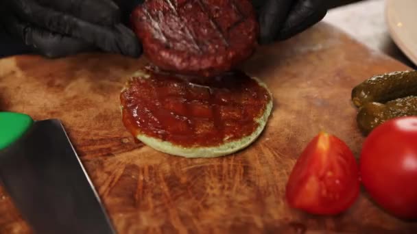 Chef Prepares Delicious Hamburger Vegan Patty — 图库视频影像