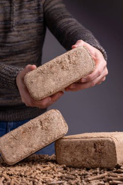 Ahşap topaklar üretimi. Bir çeşit odun yakıtı..